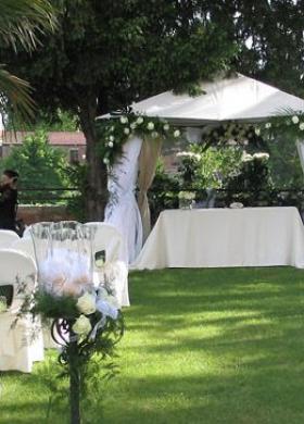 Allestimento con un gazebo per la cerimonia di matrimonio in giardino