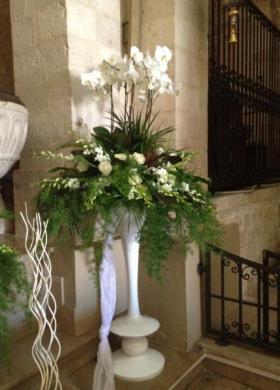 Addobbo floreale per la cerimonia di nozze con vaso alto