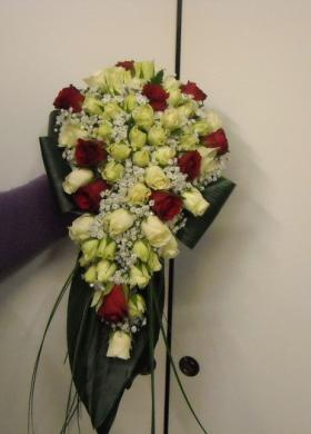 Bouquet a cascata di rose bianche e rosse