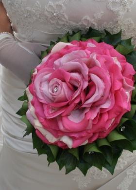 Bouquet da sposa creato con tanti petali di rosa