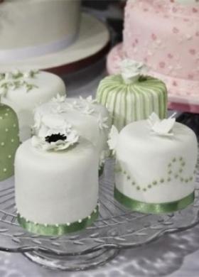 Minicake colorati per il ricevimento di matrimonio