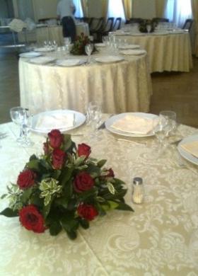 Centrotavola di fiori rossi per il matrimonio