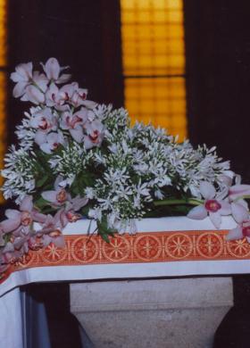 Addobbi floreali di orchidee per la chiesa