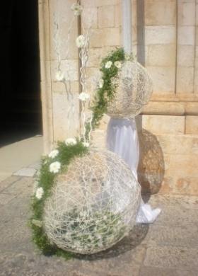 Addobbo floreale per l'esterno della chiesa di nozze