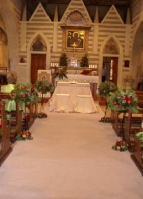 Fiori e mele per la cerimonia di matrimonio nella Chiesa di S. Maria di Galeria