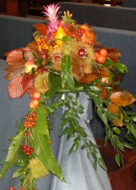 Decorazione autunnale con foglie, fiori, castagne e bacche per il matrimonio
