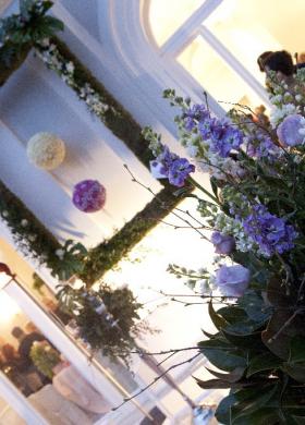 Addobbi floreali in lilla per il ricevimento di nozze