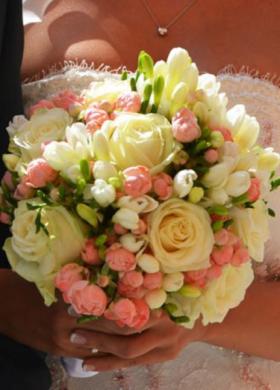 Bouquet per la sposa di rose e boccioli di fiori