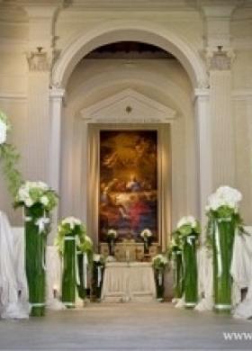 Addobbi floreali dei banconi della chiesa per la cerimonia nuziale