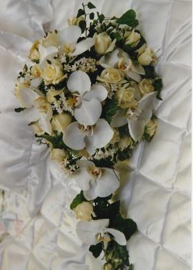 Bouquet da sposa a cascata di rose e orchidee bianche