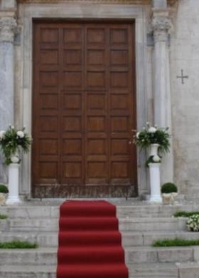 Fiori con vasi alti per l'entrata della chiesa