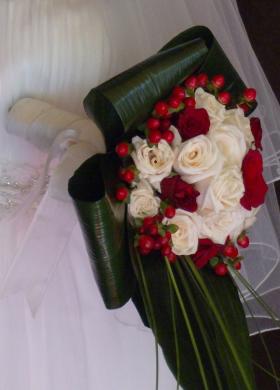 Bouquet originale con rose rosse e bianche e bacche