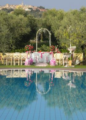 Il tavolo di nozze a bordo piscina