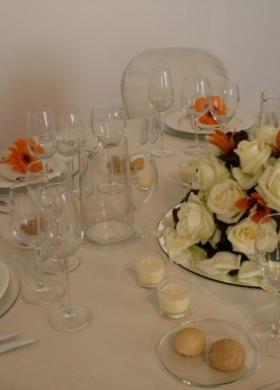 Tavolo per il matrimonio con segnaposto fiore