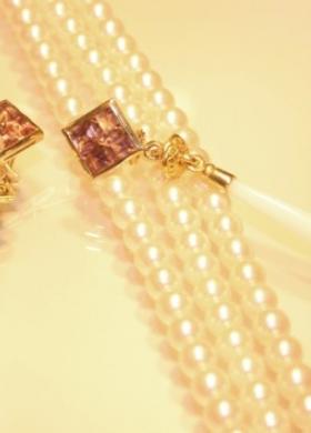 Collana e orecchini di perle e oro giallo per la sposa