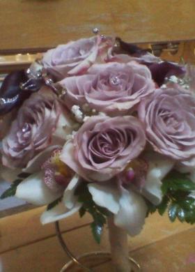 Bouquet di rose lilla e cymbidium