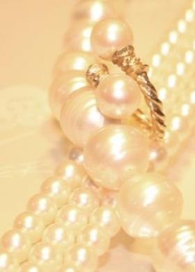Collana e anello di perle per il matrimonio