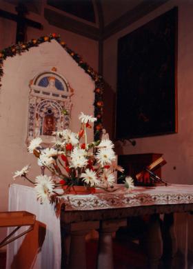 Fiori per l'altare della chiesa