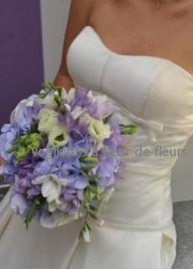 Bouquet di fiori bianchi e lilla per la sposa