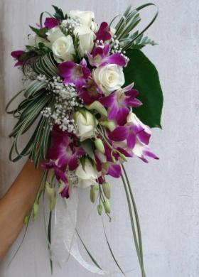 Bouquet a cascata di fiori viola e bianchi