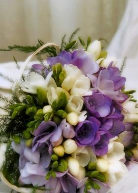Bouquet a cestino con fiorellini lilla