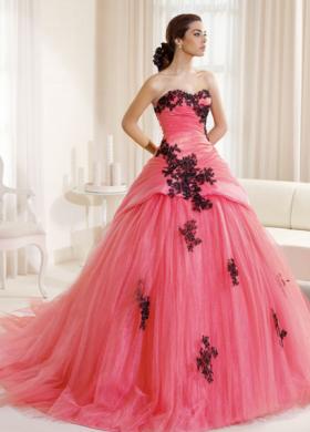 Vestito da sposa rosa acceso