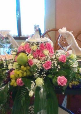 Centrotavola con frutta e fiori per il tavolo degli sposi