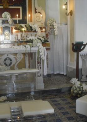 Chiesa addobbata di bianco per la cerimonia nuziale