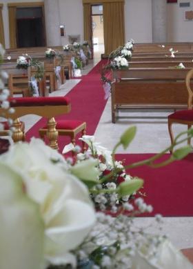 Guida rossa e rose bianche per la cerimonia in chiesa