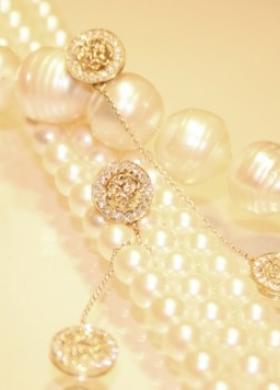 Collana di perle e orecchini con diamanti