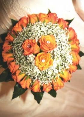Bouquet per la sposa di rose arancioni e nebbiolina