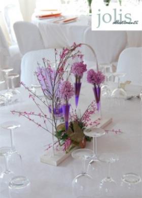 Centrotavola originale di fiori lilla per il ricevimento
