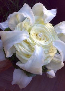 Bouquet per la sposa total white con perla al centro