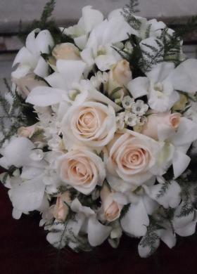 Bouquet per la sposa realizzato con candide rose