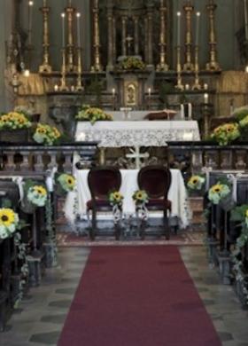 Addobbo floreale di girasoli per la cerimonia di matrimonio in chiesa