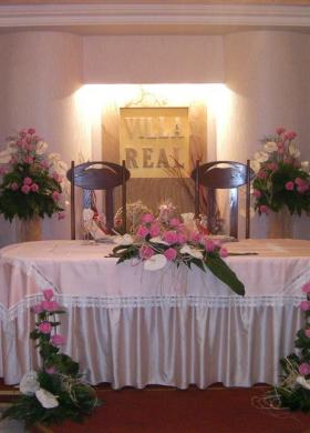 Fiori bianchi e rosa per il tavolo degli sposi