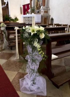 Decorazione floreale per la cerimonia di matrimonio in chiesa