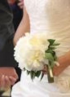 Il bouquet della sposa piccolo e di fiori bianchi