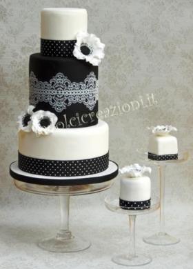 Weddin e mini cake black and white