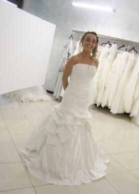 Una sposa prova l'abito presso l'ateiler