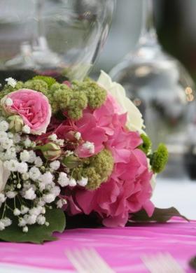 Centrotavola bianco e rosa per le nozze