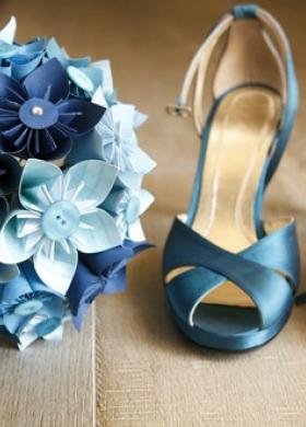 Bouquet di carta e bottoni e scarpe celesti per il sì