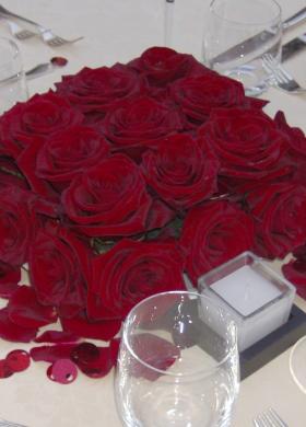 Centrotavola di rose rosse per il matrimonio