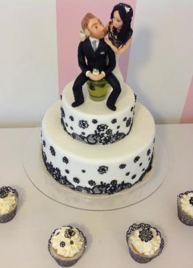 Wedding cake dallo stile chic con cupcake
