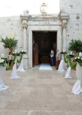 Decorazione floreale della chiesa per le nozze