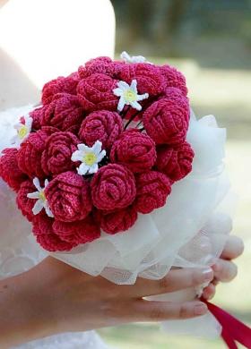 Bouquet per la sposa realizzato con rose e margherite all'uncinetto