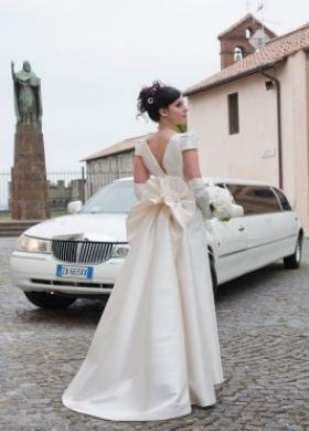 Vestito da sposa con annodatura sul retro