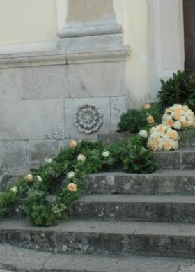 Decorazione in verde per la scalinata della chiesa