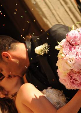 Bouquet della sposa realizzato con peonie rosa
