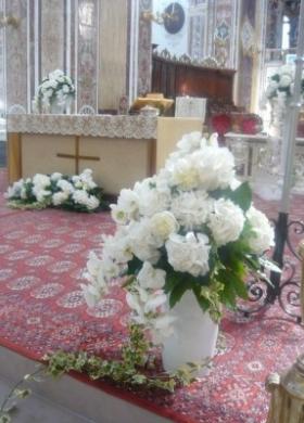 Fiori bianchi per la chiesa a Bari